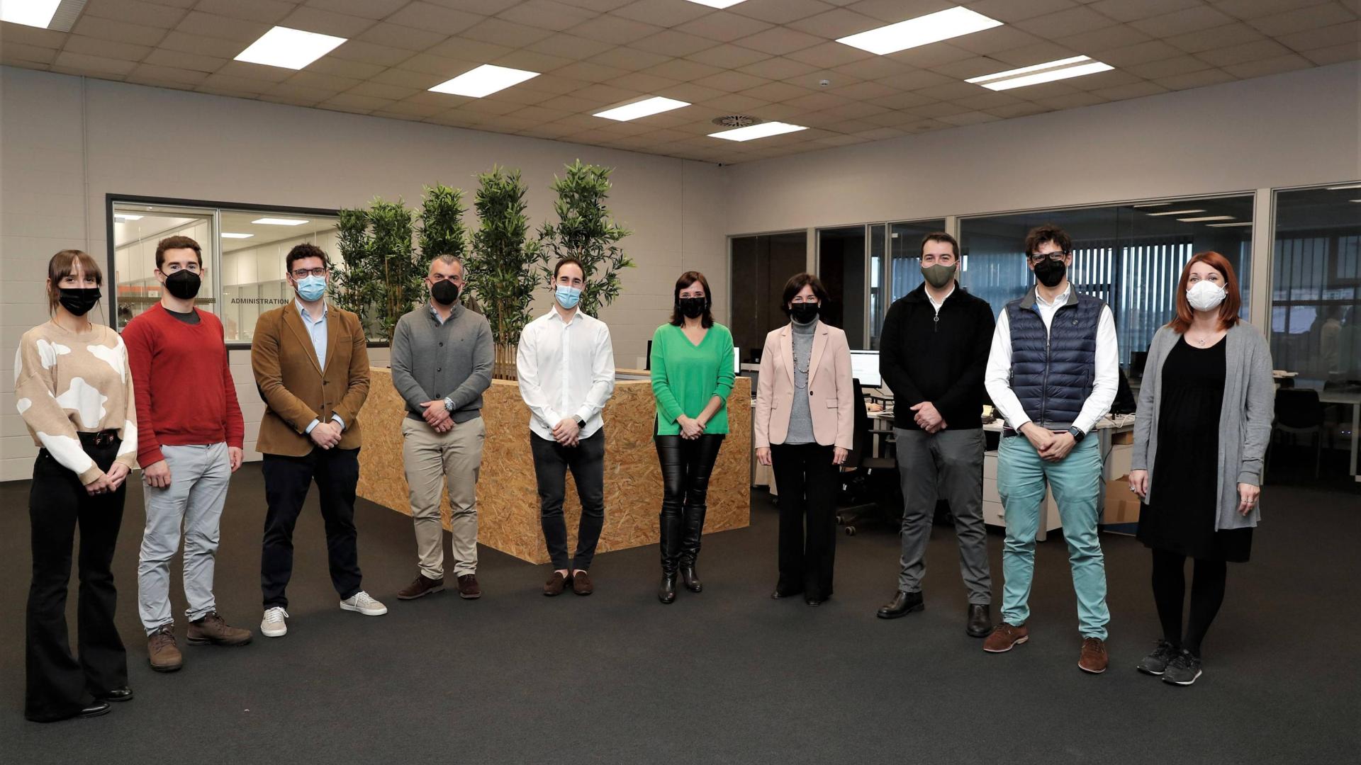 De izda a dcha: Saray Arcaya (Bantec), Miguel Turullos (Nabrawind), Ciro Larrañeta (Tetrace), Ramón Pérez (Sertecq), Sergio Huarte (Serniatela), Marian García (Fundación Vicente Ferrer), Nuria Machicot (Indversis), Eneko Sanz (Nabrawind), Iñigo Ayerra (IED) y Marian Garín (IED)