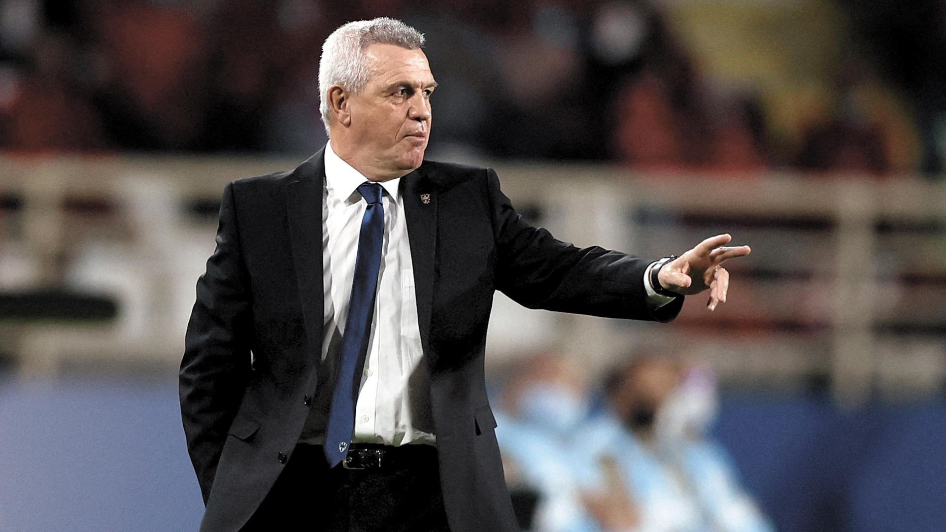 Javier Aguirre, técnico de Monterrey, da instrucciones durante el encuentro ante el Al Ahly