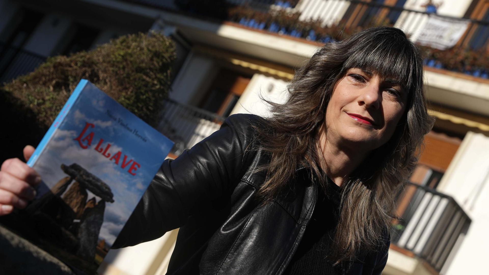 La escritora Nuria Viedma posa con un ejemplar en Mutilva