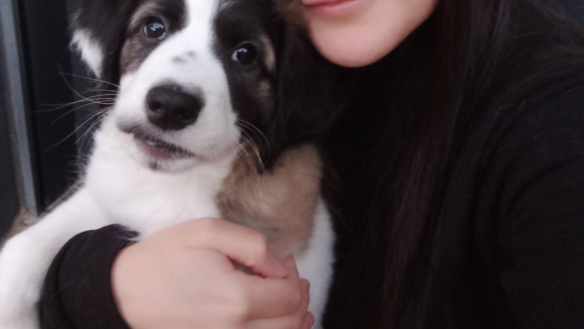 Lumi, con Almudena Narváez, de la asociación Katx Felina que la está criando desde el día en que fue rescatada de la basura