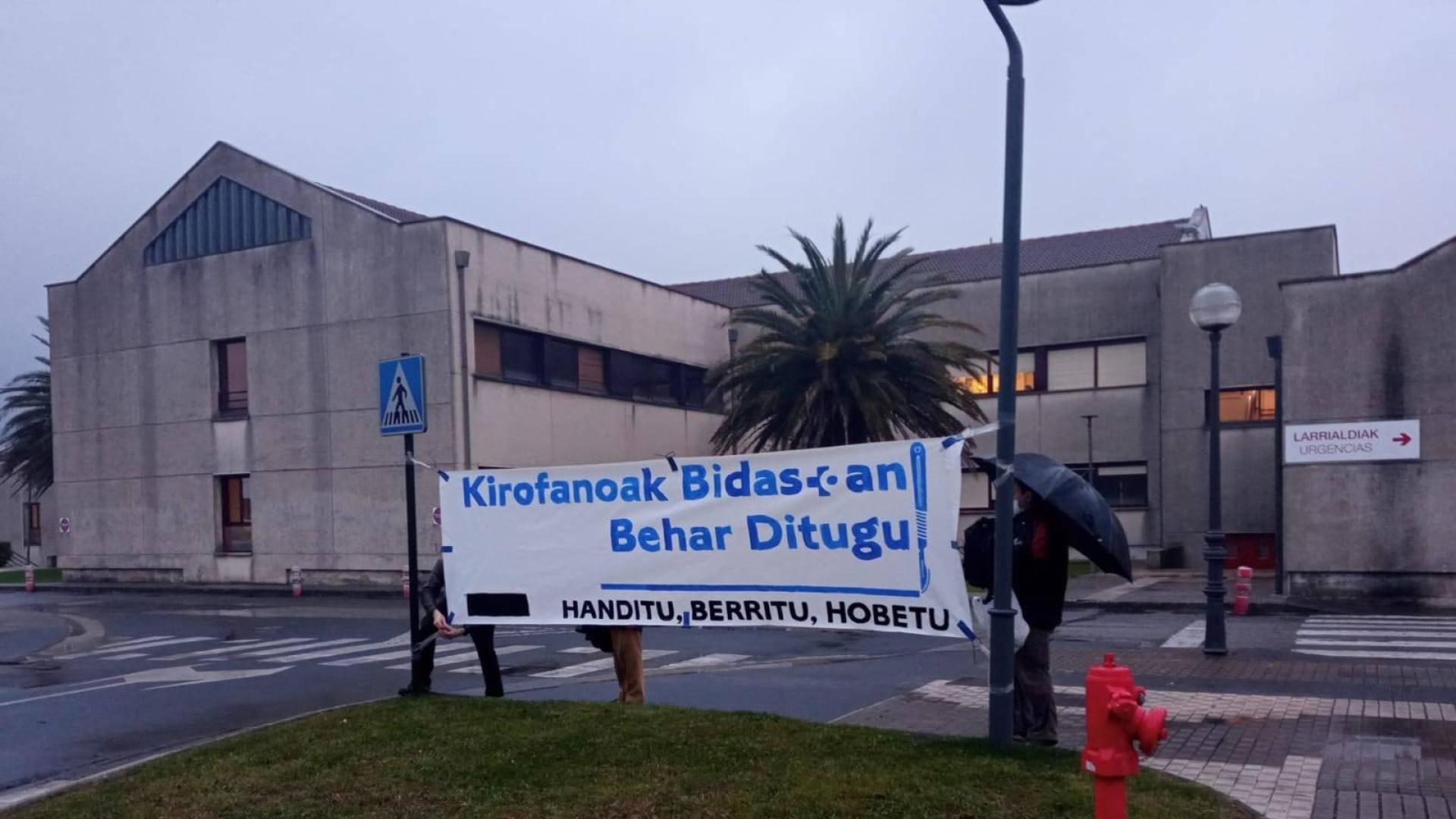 Una pancarta desplegada en las inmediaciones del Hospital Comarcal del Bidasoa
