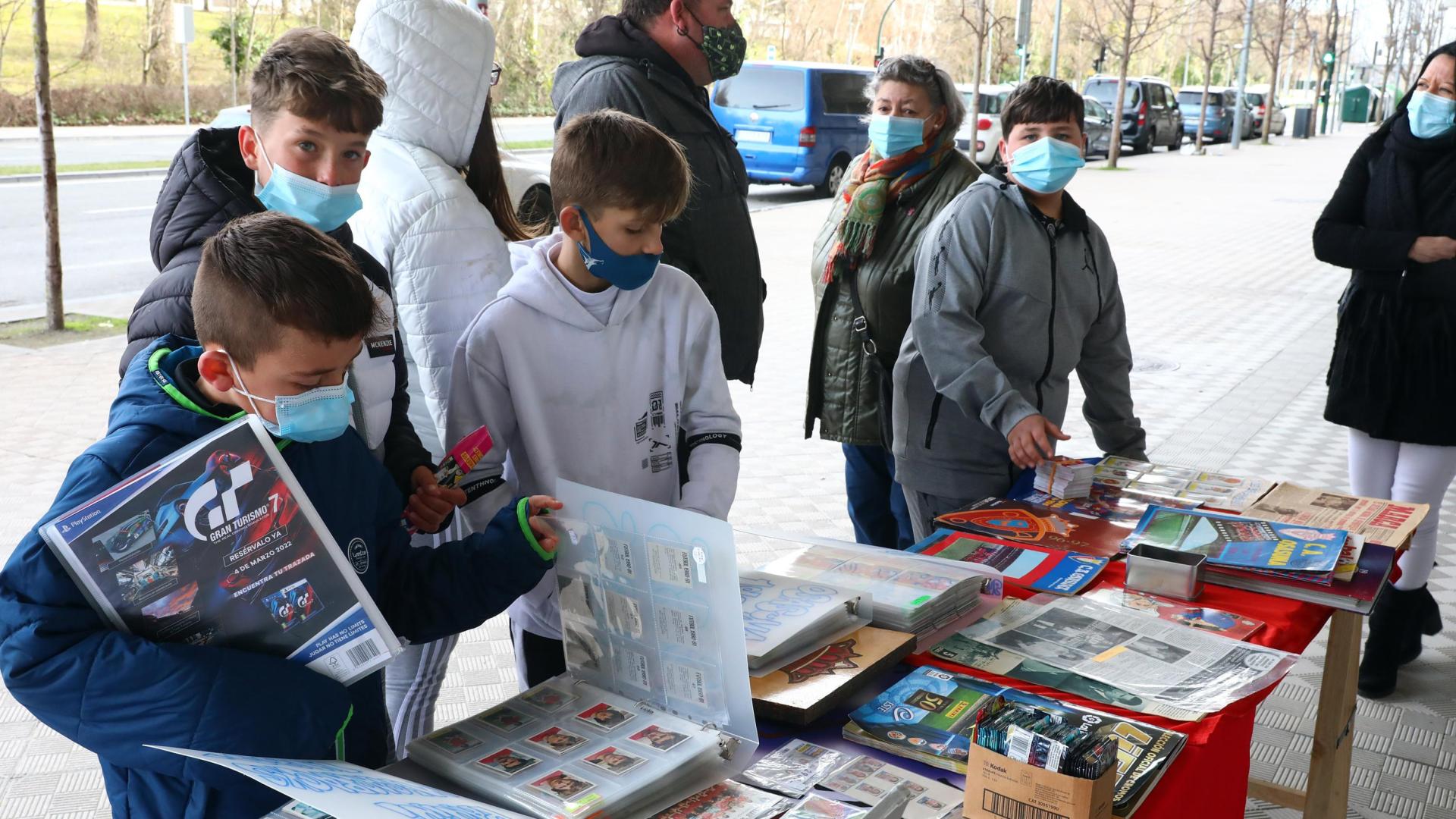 Los más pequeños disfrutaron curioseando los cromos antiguos de la colección de Miki Bermejo