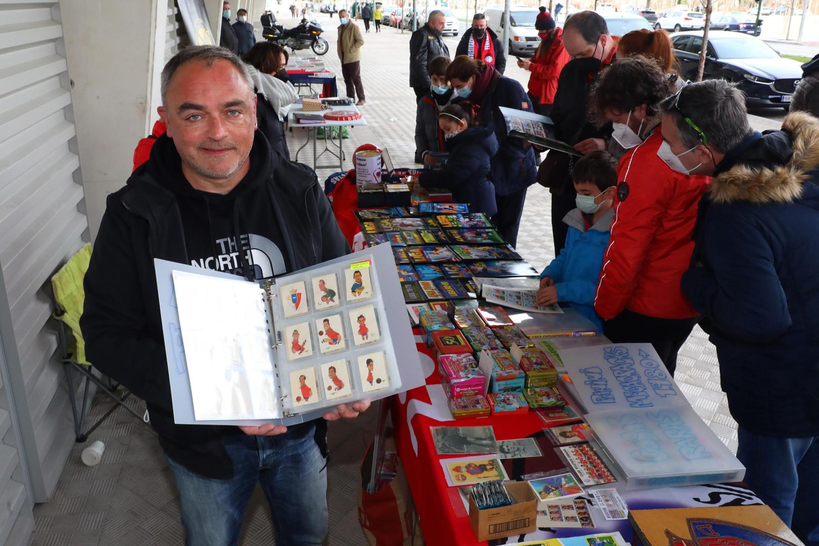 Miki Bermejo, el autor de la colección, posa con un álbum de cromos