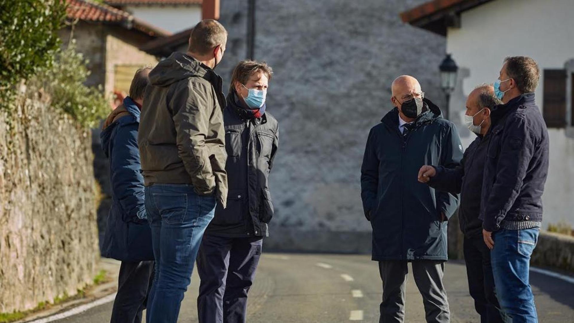 El consejero Ciriza y el director general de Obras Públicas e Infraestructuras, Pedro López, en una reciente visita a una carretera en Aldatz
