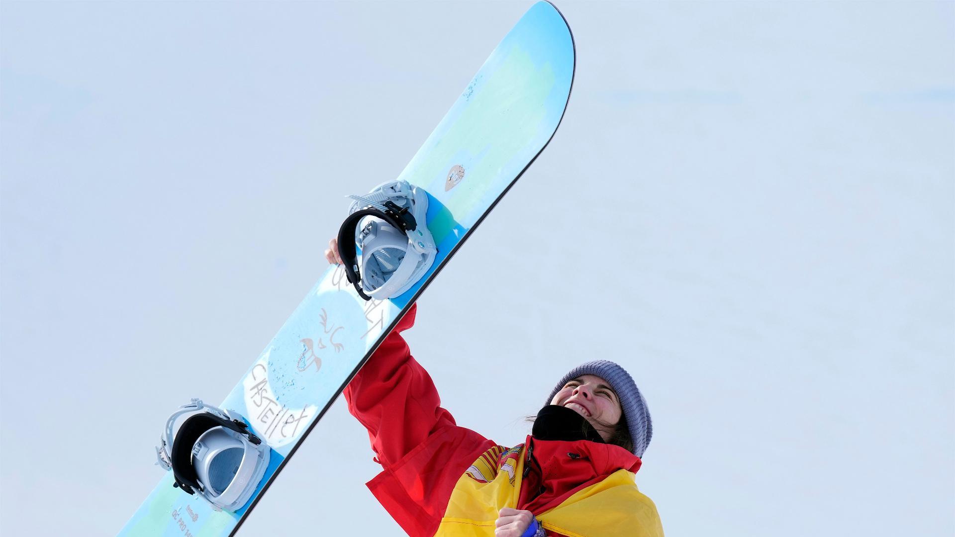 Queralt Castellet celebra su medalla de plata en 'Halfpipe' en los Juegos Olímpicos de Invierno de Pekín de 2022