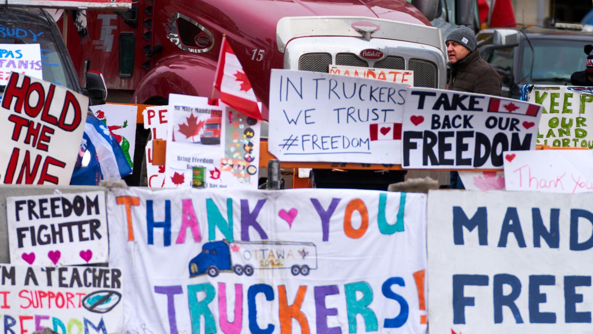 Carteles de apoyo a los camioneros que protestan en Ottawa