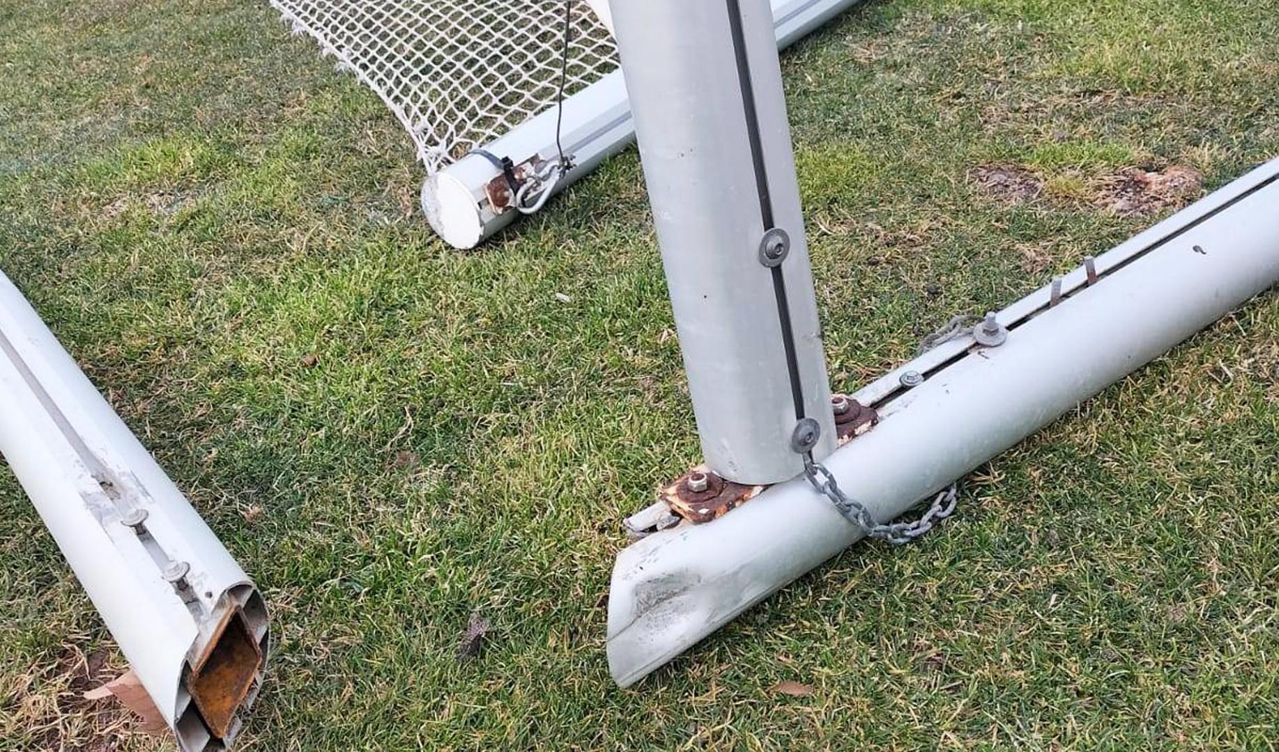 Detalle del óxido de las vigas metálicas de la jaula