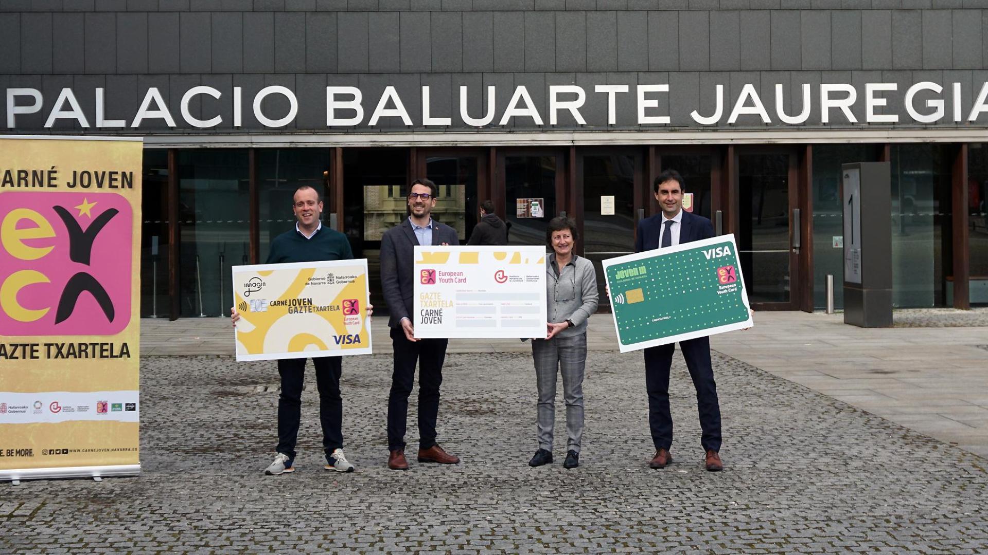 De izquierda a derecha: Pablo Andoño (imagin), Carlos Amatriain (director INJ), Lola Obieta (Baluarte) y Ricardo Goñi (Caja Rural de Navarra)