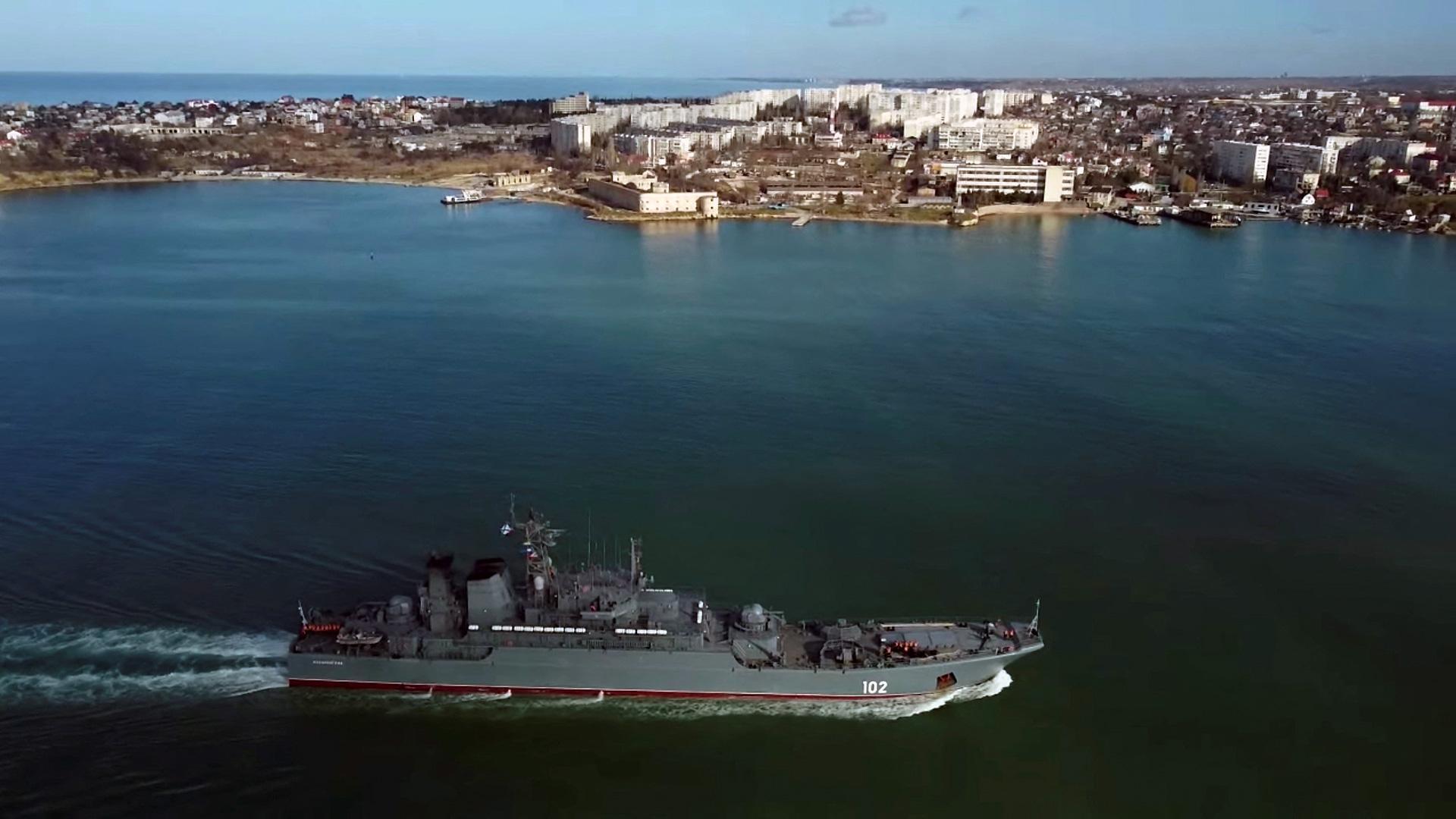 El barco ruso 'Ropucha' llega a la ciudad de Sevastopol, en Crimea, este jueves, 10 de febrero