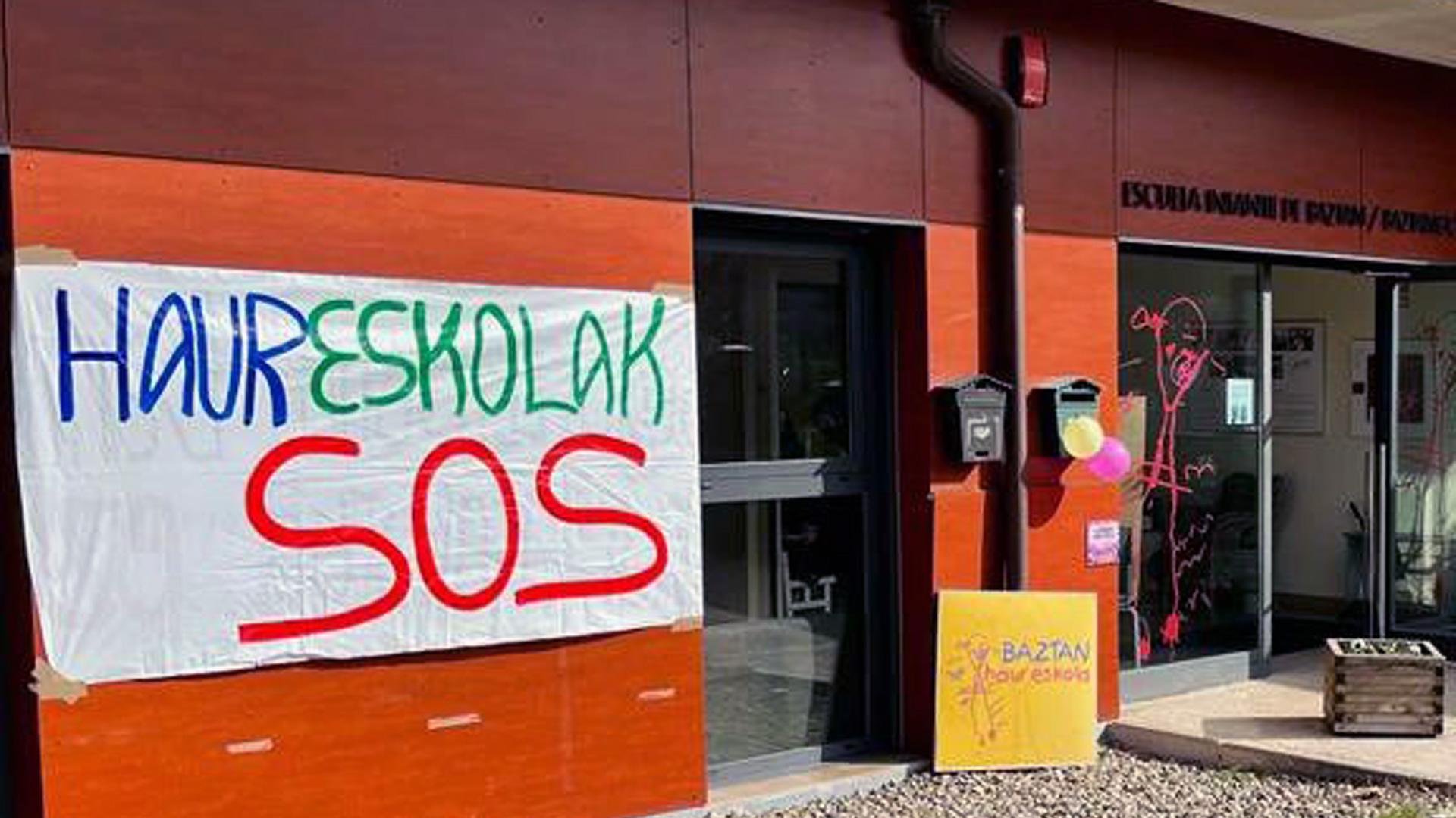 Cartel de protesta en una escuela infantil navarra
