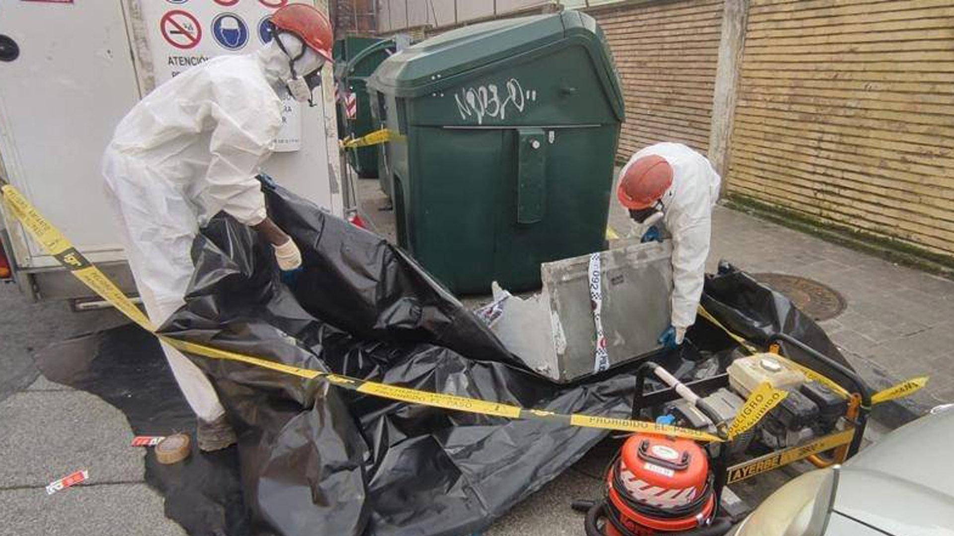 Dos operarios en el momento de envolver el fibrocemento