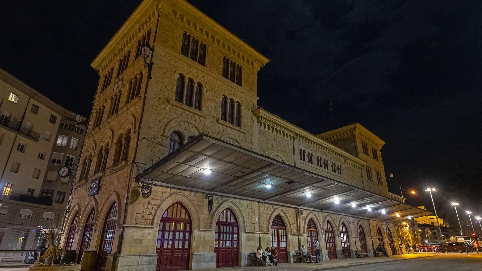 La fachada trasera de la estación que se reformará y en la que se ubica el andén de viajeros