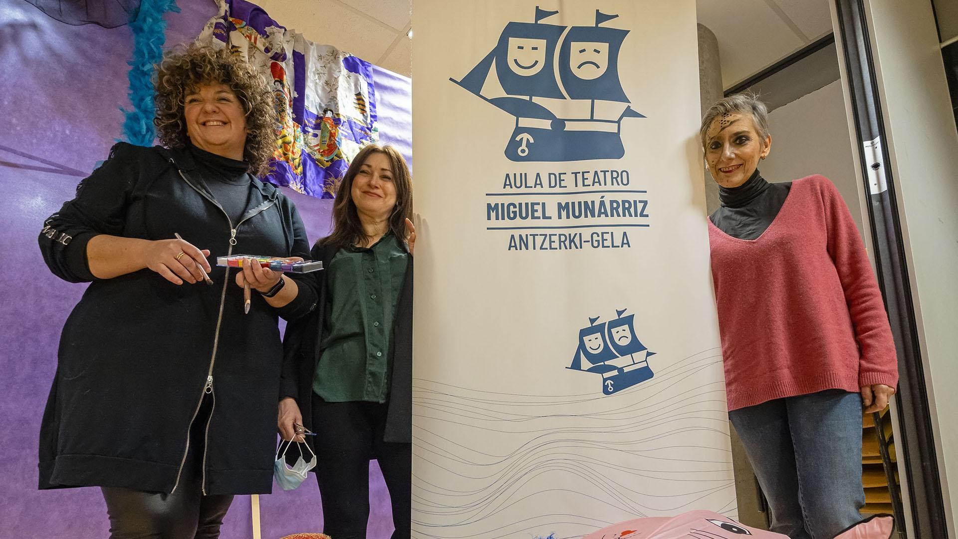 La maquilladora Marta Virto, junto a Ana Sainz de Murieta y Marta Juániz, del aula de teatro Miguel Munárriz