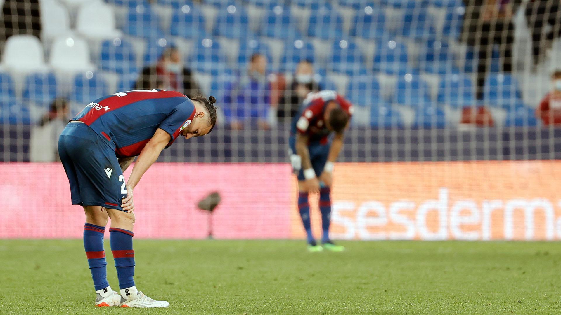 Los jugadores del Levante, al finalizar el encuentro contra el Betis, que perdieron 2 a 4 jugado en el estadio Ciutat de Valencia