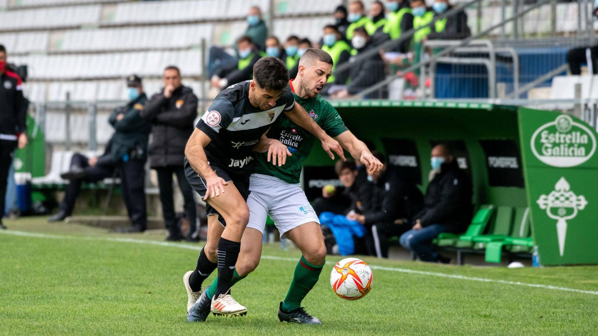 Álex Gualda pelea un balón ante un jugador del Ferrol
