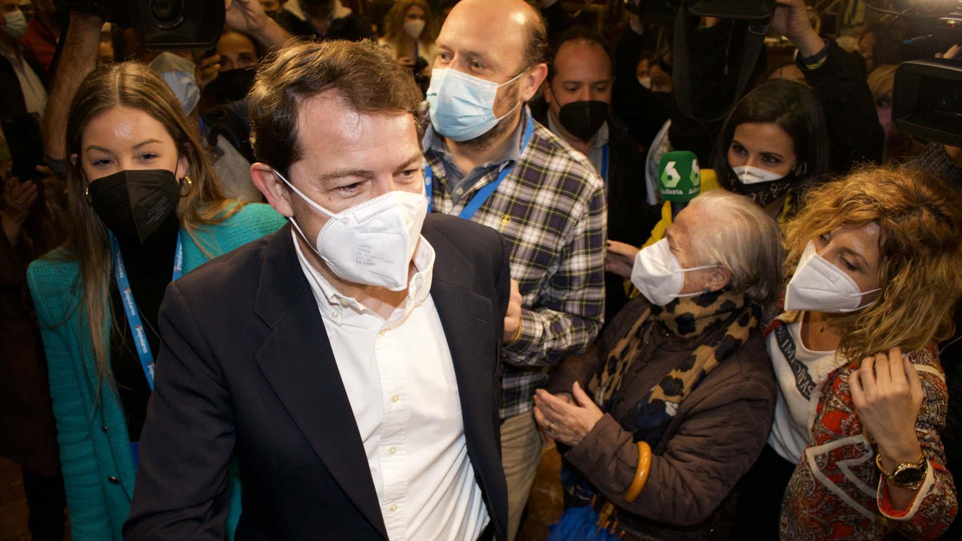 Alfonso Fernández Mañueco, a su llegada al Hotel Alameda Palace para valorar los resultados obtenidos por el PP