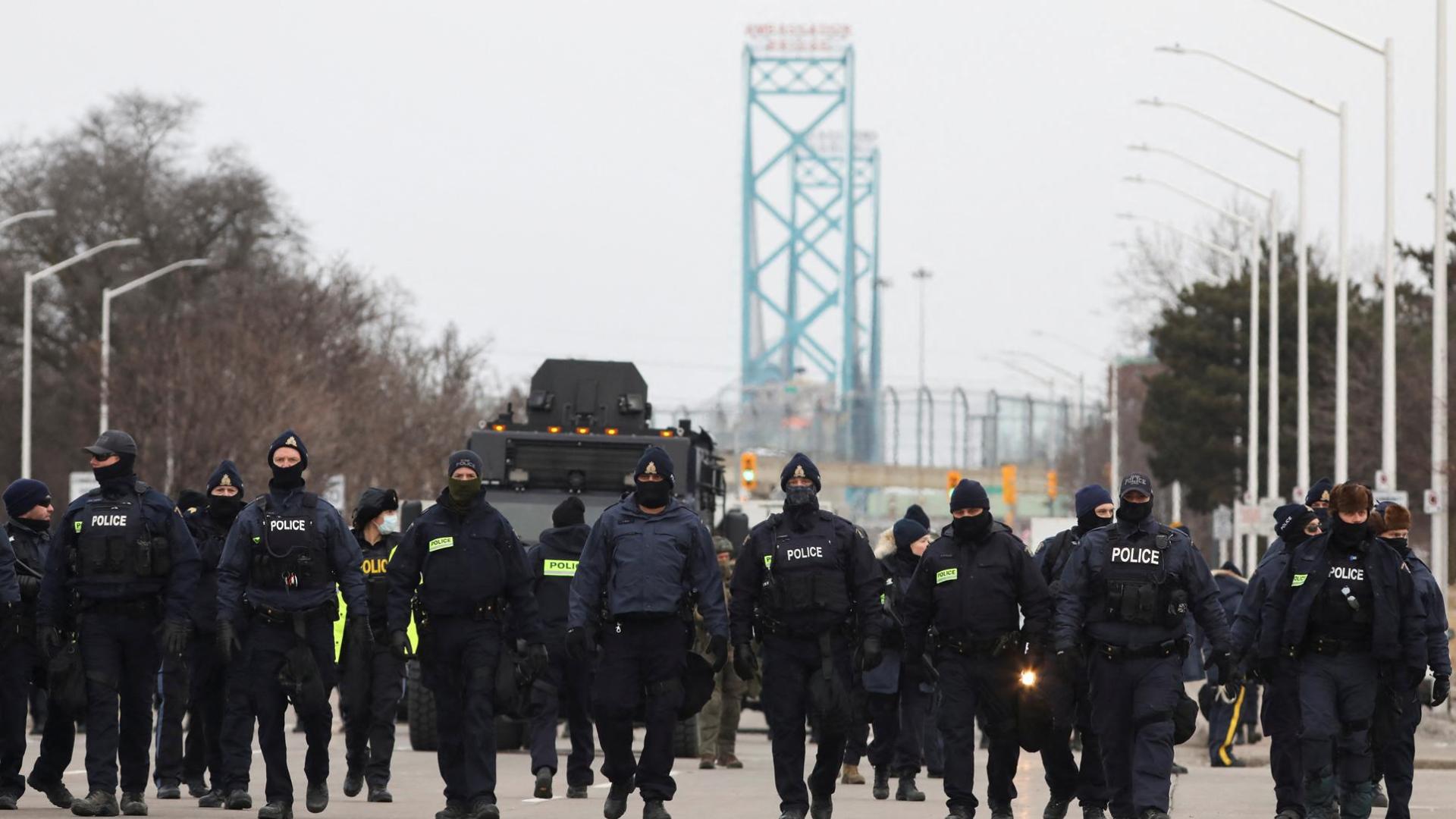 Policías en el puente Ambassador