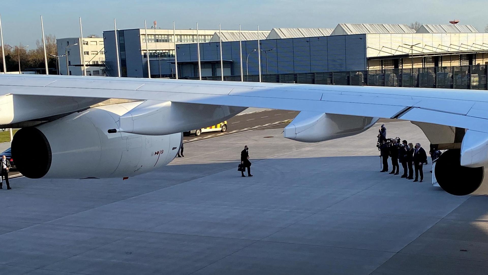 Olaf Scholz camina hacia su avión, este lunes en Berlín