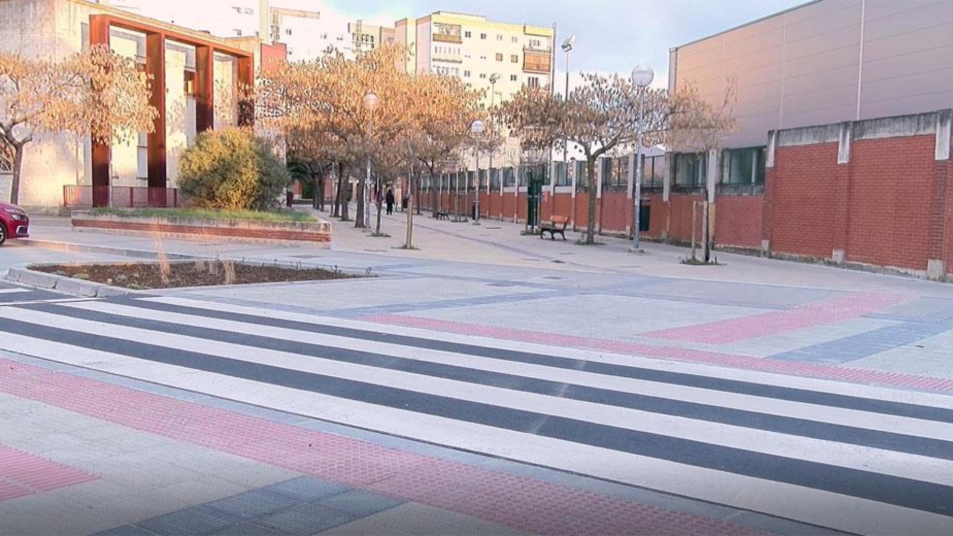 Se ha ensanchado el paso notablemente permitiendo que puedan cruzar a la vez un mayor número de personas