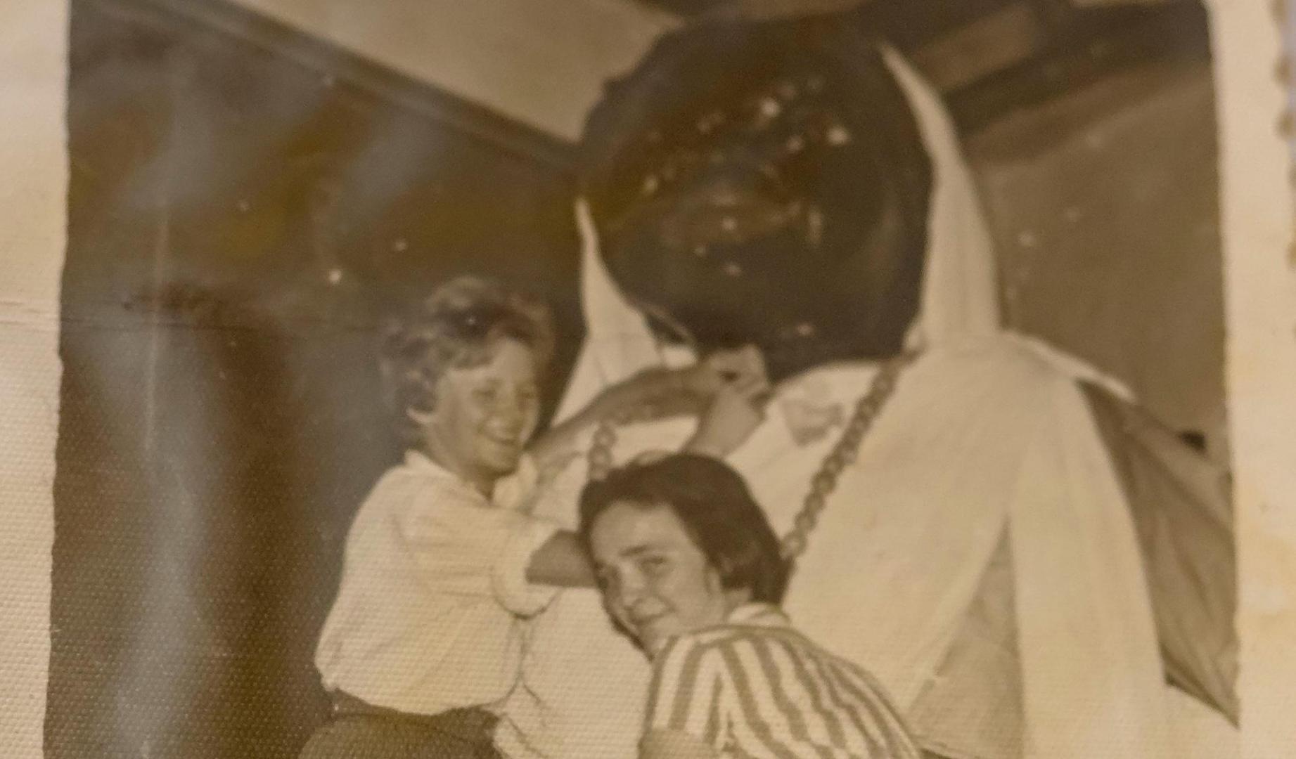 Isabel Garrués y su amiga Rosa Garbayo, a finales de la década de 1950 en el zaguán del Hospital Viejo, una de las sedes de la comparsa y en la que preparan a la reina negra antigua para su salida festiva