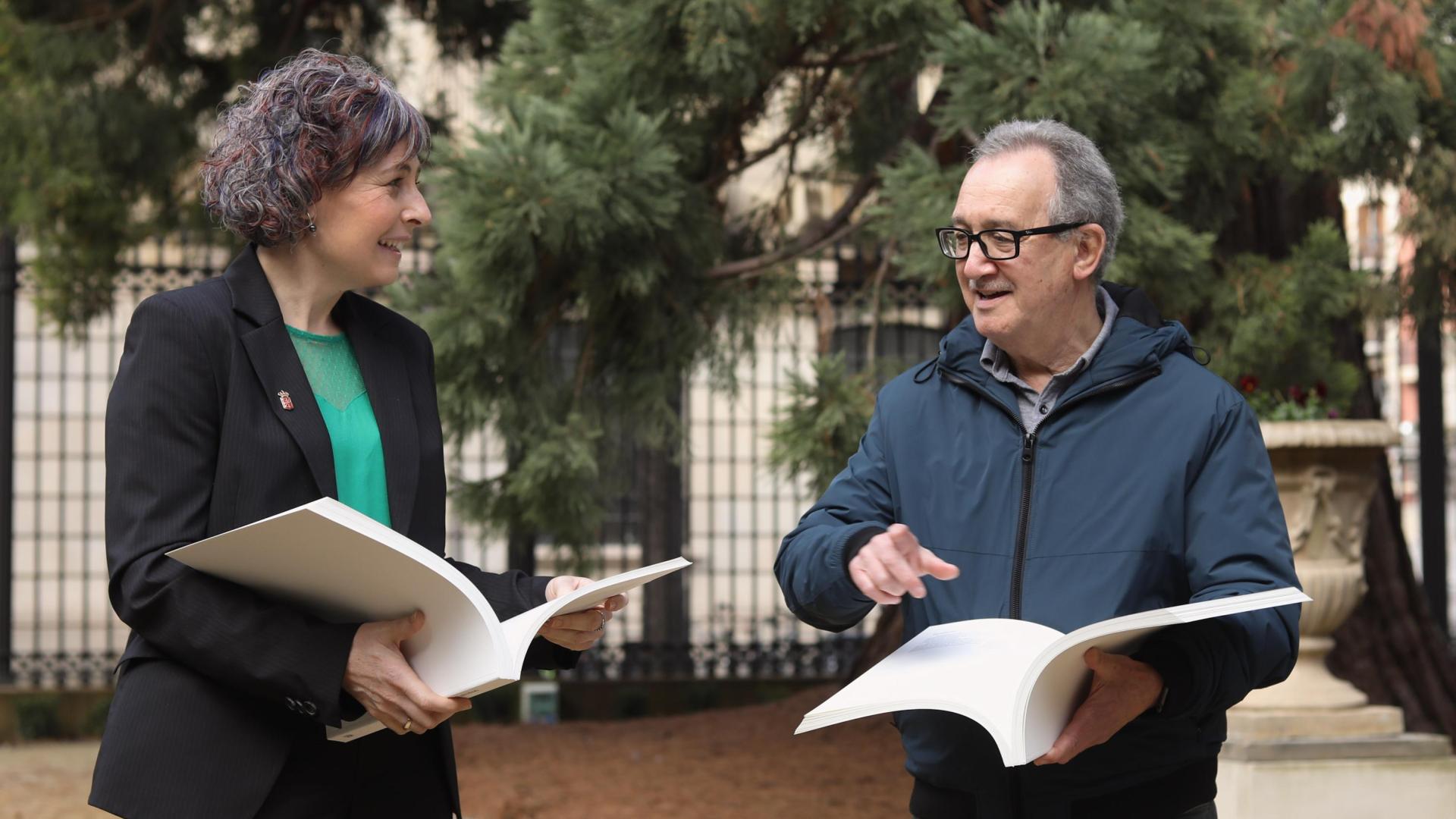 Rebeca Esnaola, consejera de Cultura, y Carlos Cánovas, autor del libro y premio Príncipe de Viana