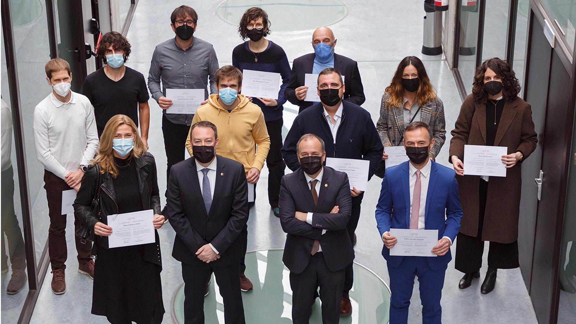 Los profesores y profesoras distinguidos, junto con el rector Ramón Gonzalo y el vicerrector de Investigación Francisco Javier Arregui