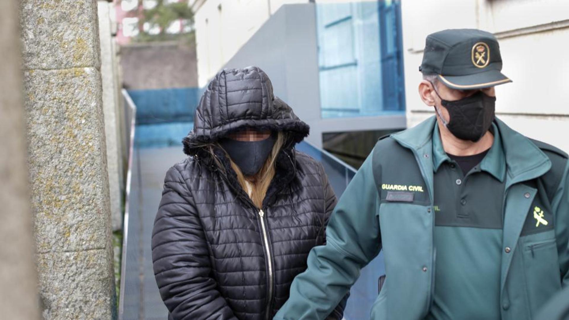 Un agente lleva esposada a Ana Sandamil a la Audiencia Provincial de Lugo