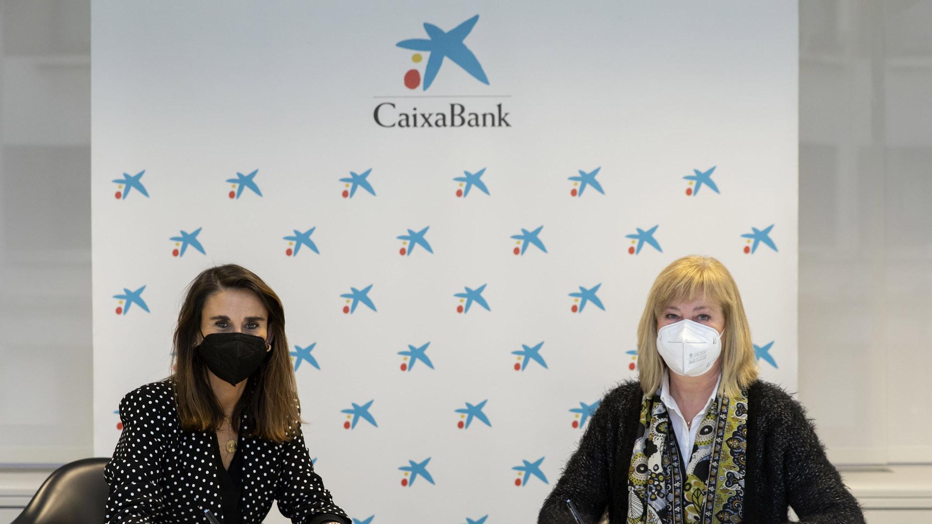 Isabel Moreno, directora territorial Ebro de CaixaBank; y María Ángeles Ezquer, presidenta de la entidad turística