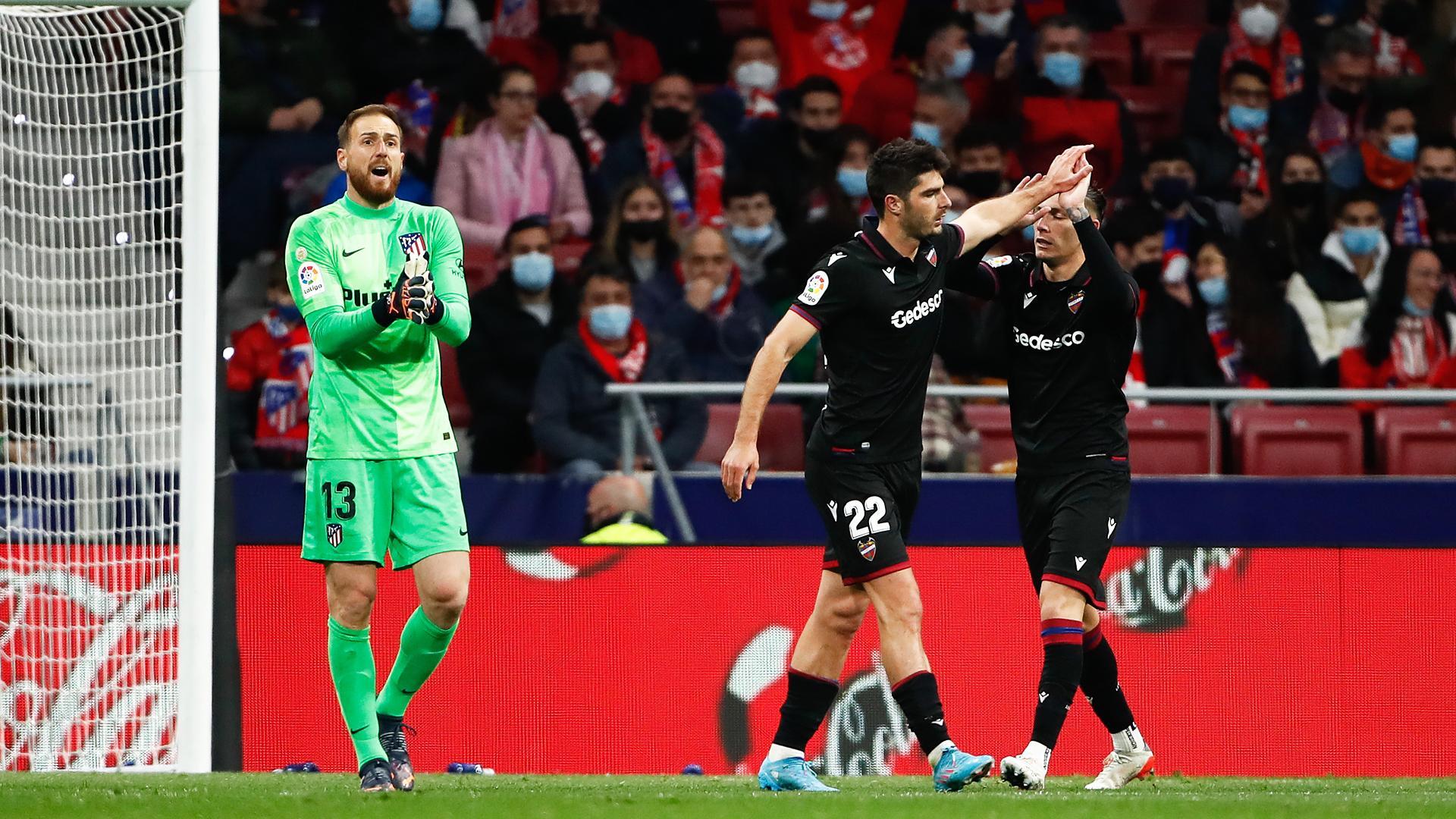 Oblak anima a los suyos tras encajar el gol de Gonzalo Melero, que lo celebra con un compañero