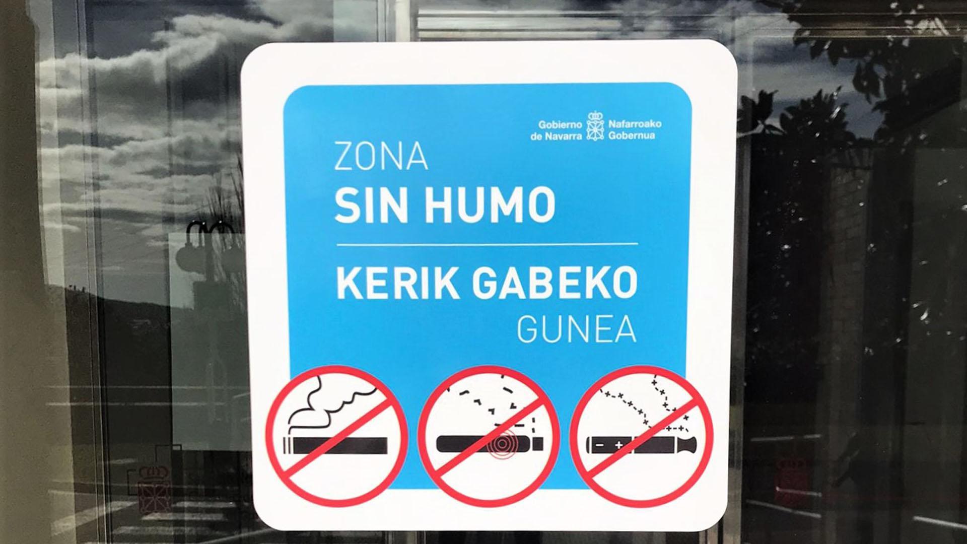 Señal de espacio sin humo colocada en los hospitales y principales centros sanitarios de Navarra