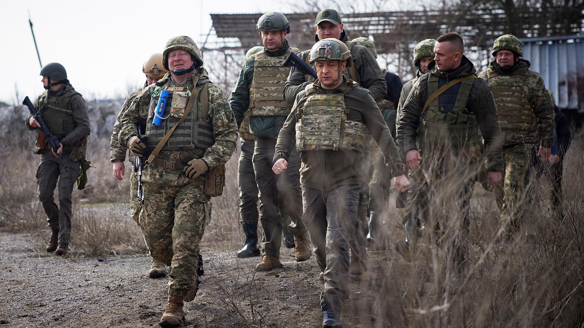El presidente ucraniano, Volodymyr Zelensky, durante una visita a las tropas en Donetsk