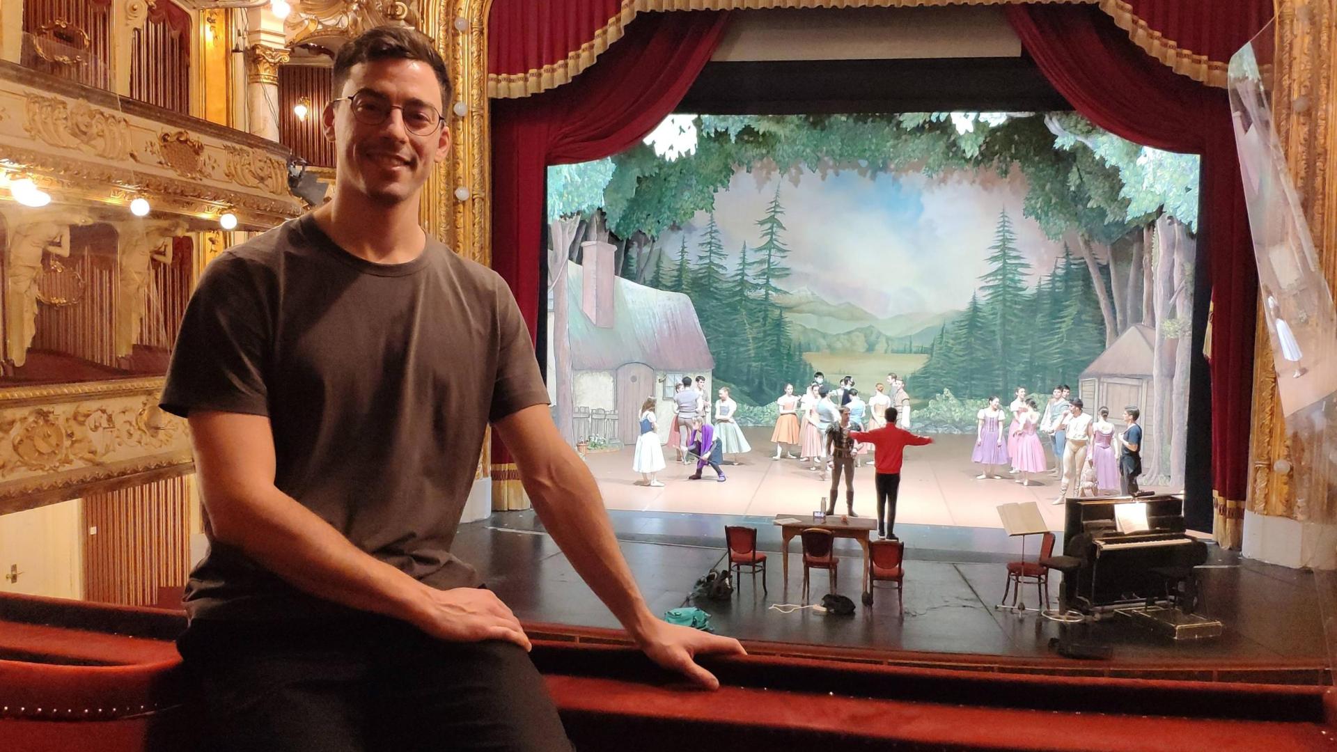 Iñaki Cobos, en el interior del Teatro Nacional de Croacia, con sede en Zagreb. Al fondo, la escenografía que ha diseñado para 'Giselle'
