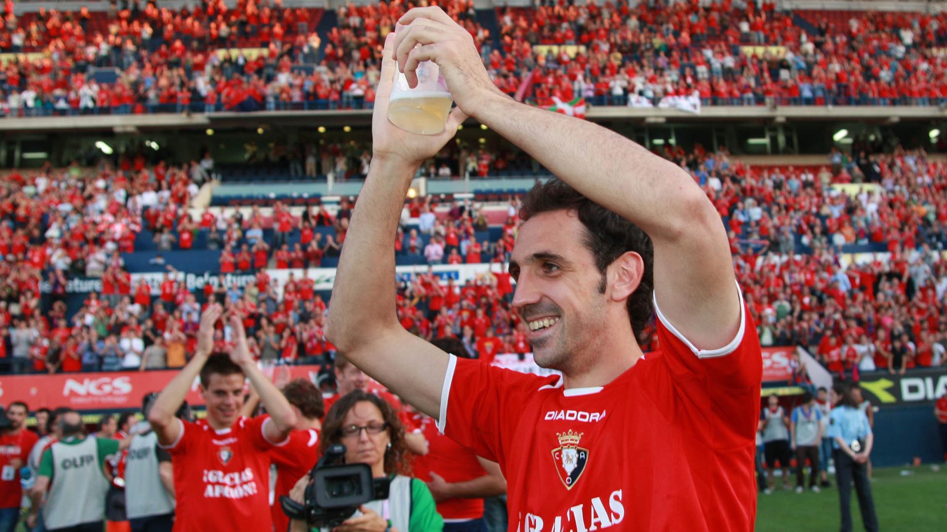 Juanfran Torres, aclamado en aquel partido agónico contra el Real Madrid de 2009. Su gol a Casillas dio la salvación. Al fondo, Azpilicueta