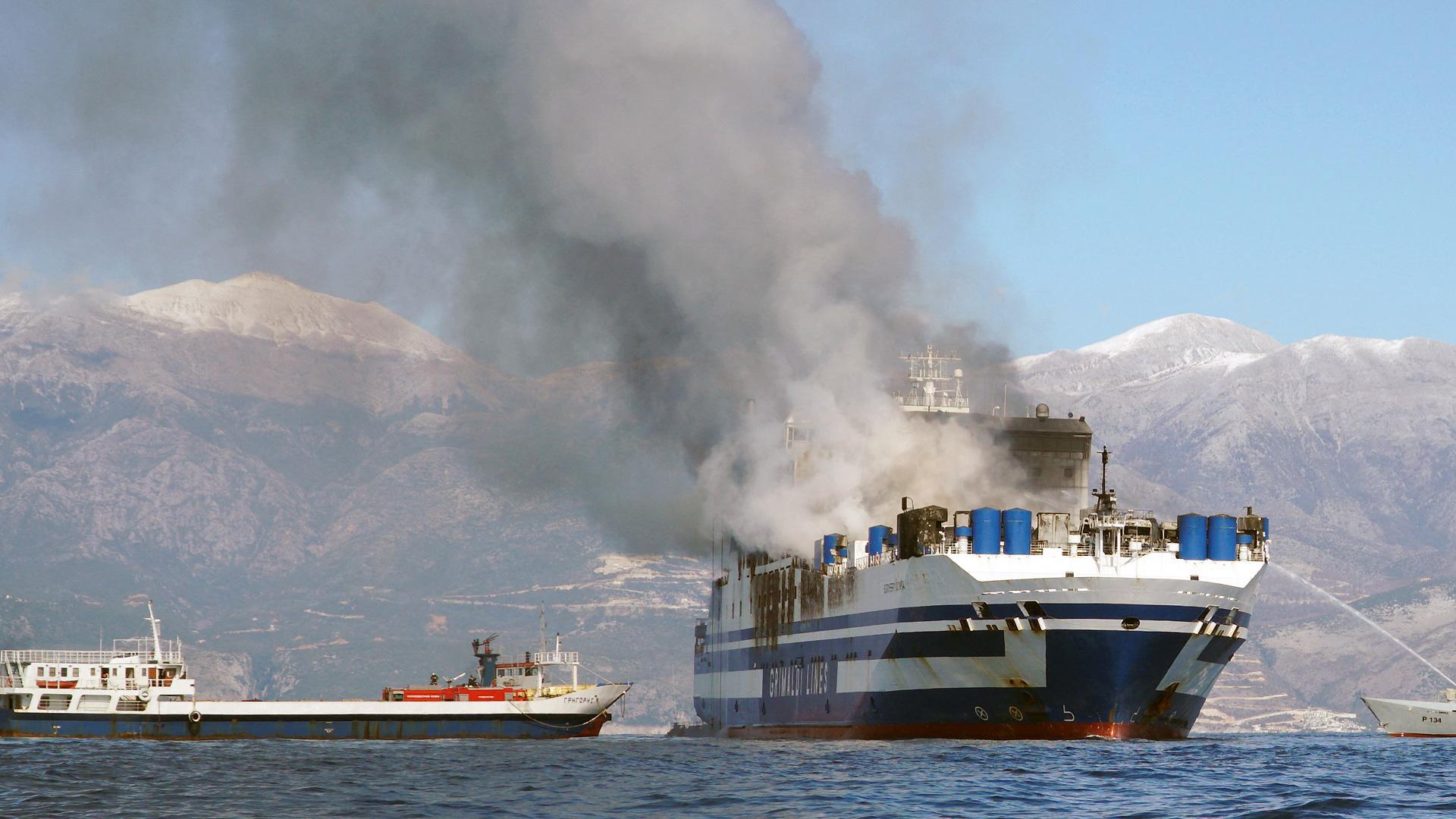 El humo sale del ferry incendiado en la madrugada del viernes cerca de la isla griega de Corfú