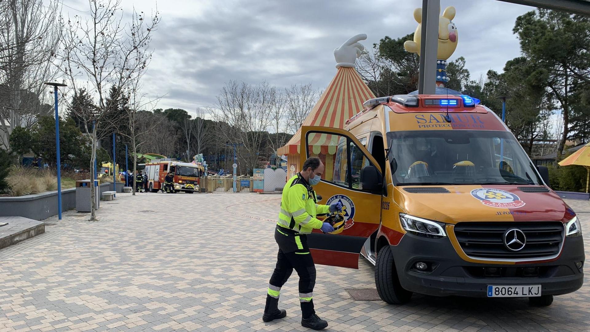 Una ambulancia del Samur, en el parque de atracciones de Madrid