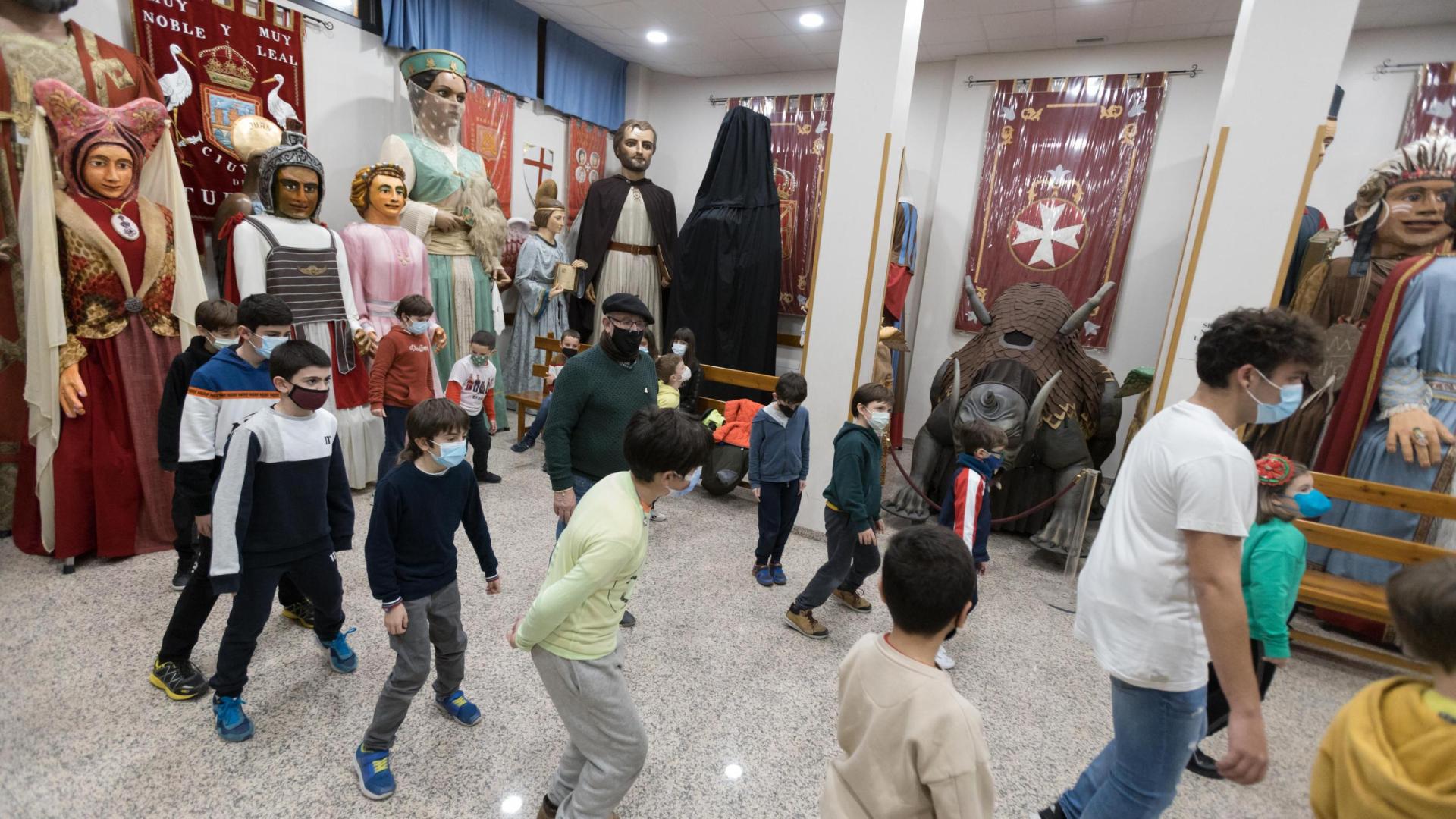 Instante de uno de los ensayos de la Escuela de Bailadores de Gigantes de la Comparsa Perrinche de Tudela