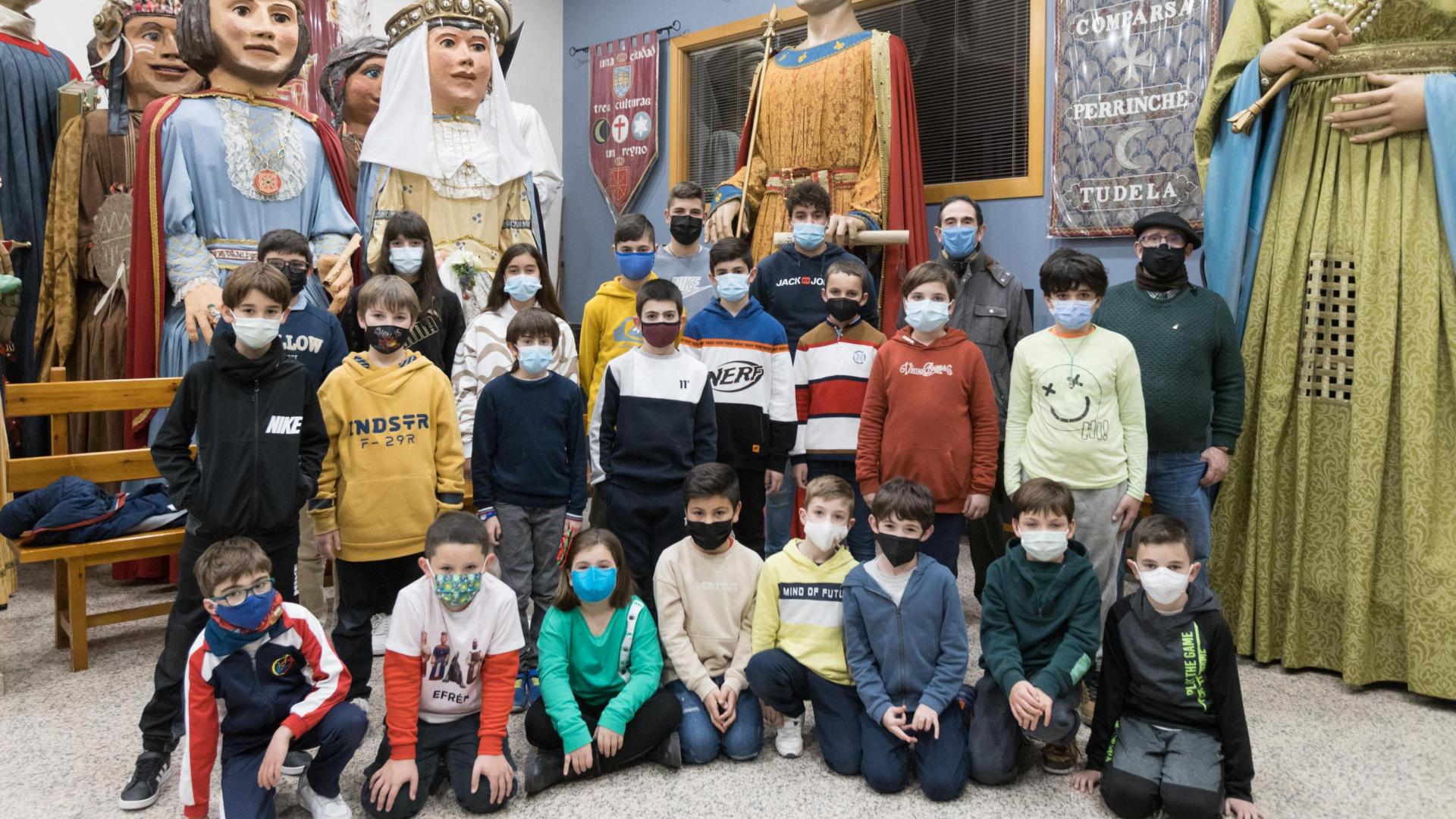 Alumnos y responsables de la Escuela de Bailadores de Gigantes de Perrinche, juntos en el centro