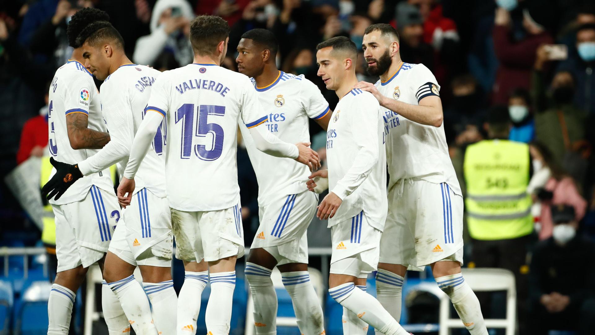 Karim Benzema celebra el gol junto a sus compañeros en un momento del partido