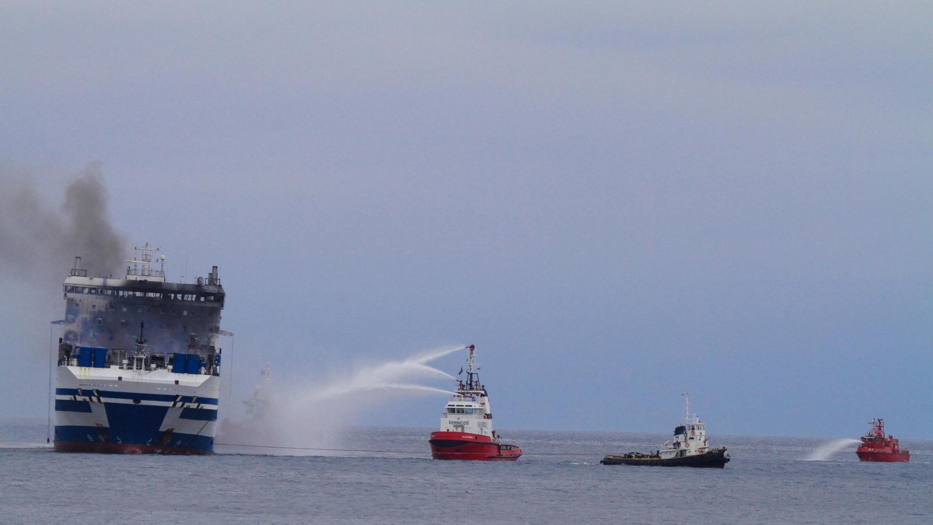 El ferry 'Euroferry Olimpia', incendiado cerca de Corfú, en Grecia
