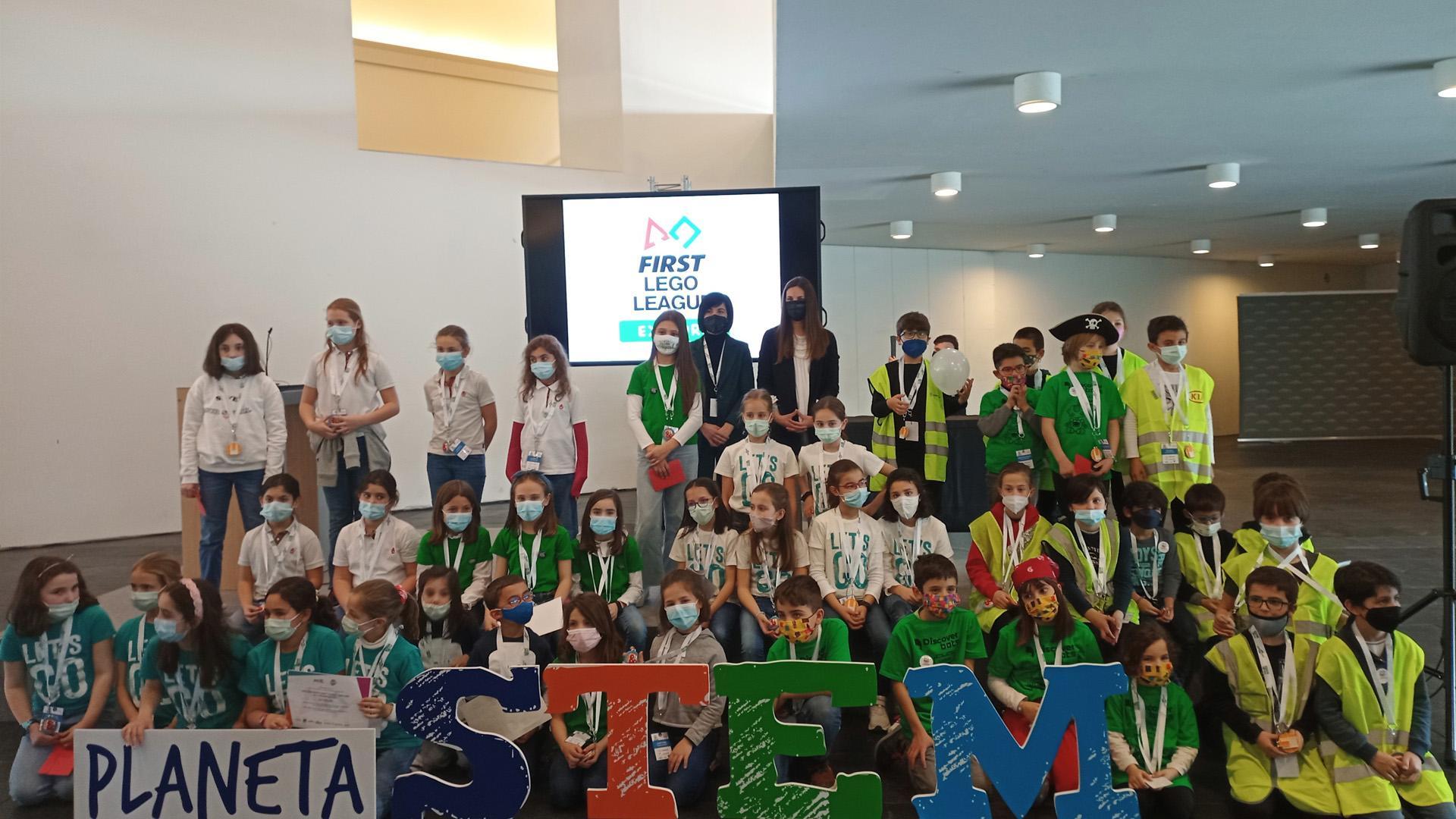 Foto de familia de los participantes en la 16 edición de la First Lego League, este domingo, en Baluarte