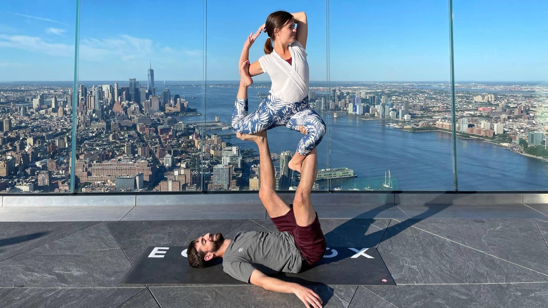 Raquel Ordóñez y Pablo Cortezón hacen acroyoga en el Edge, un mirador situado a 345 metros de altura con una gran vista panorámica de Nueva York