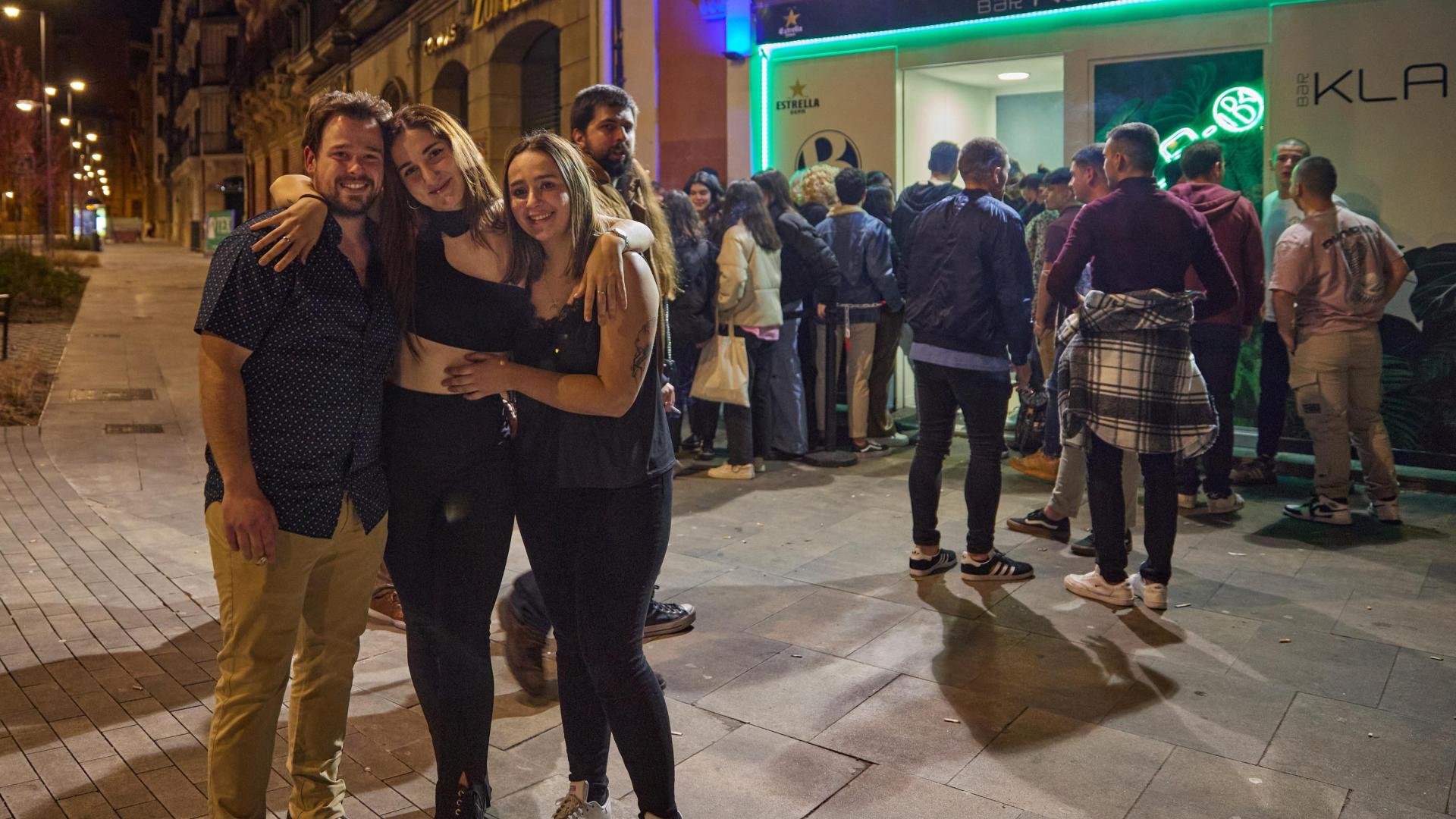 Un grupo de amigos posa en la puerta de Klab las nuevas restricciones. Cola de entrada al bar Kla-B