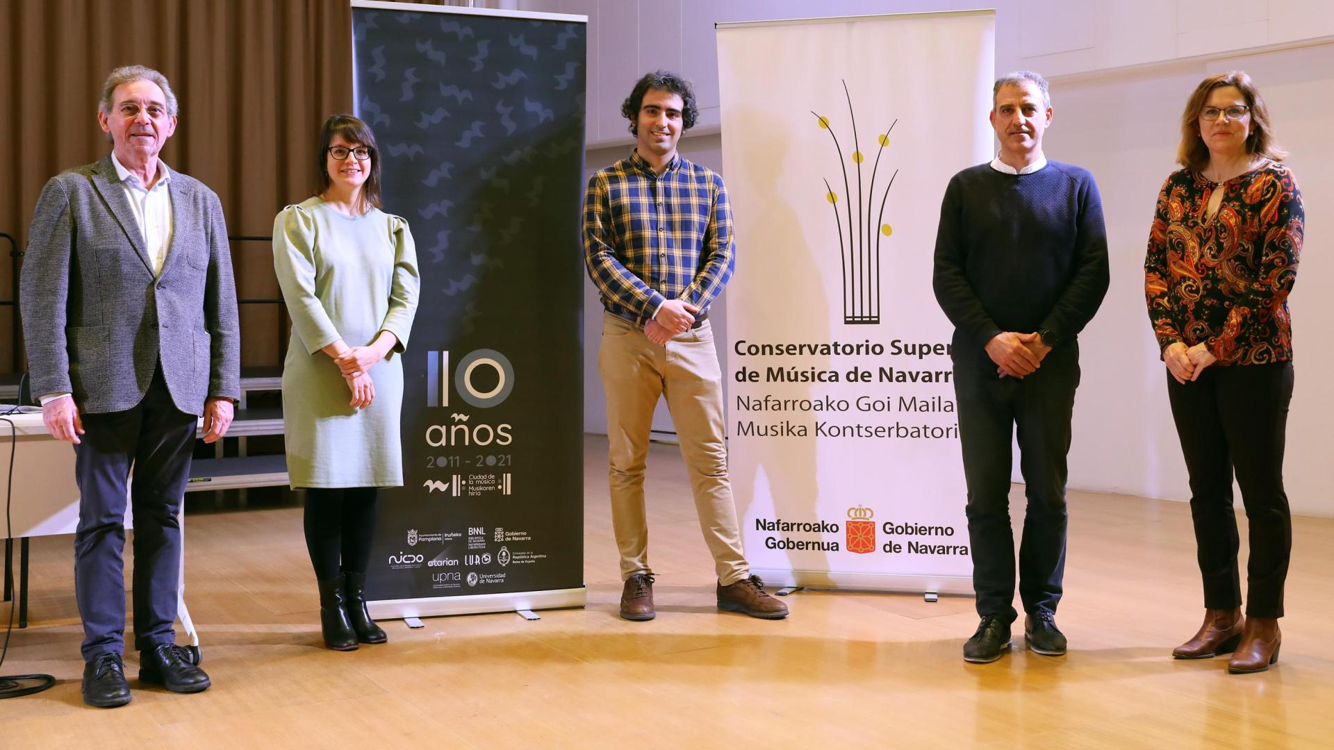 De izda. a dcha: Julio Escauriaza (director del Conservatorio Superior), Leyre Lisarri (coordinadora del ciclo), Michel Reynoso (coordinador del ciclo), Ignacio Catalán (Dirección General de Educación) y Sandra Myers (coordinadora del Departamento de Musicología)