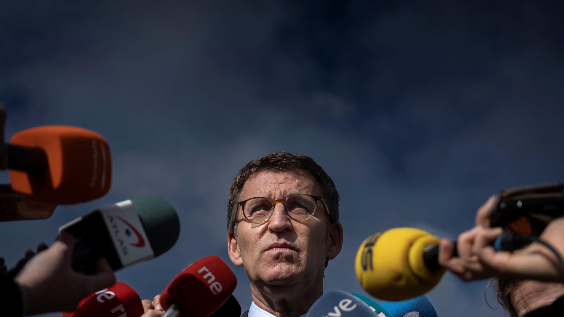 Alberto Núñez Feijóo atiende a los medios este lunes en San Cibrao das Viñas (Ourense)