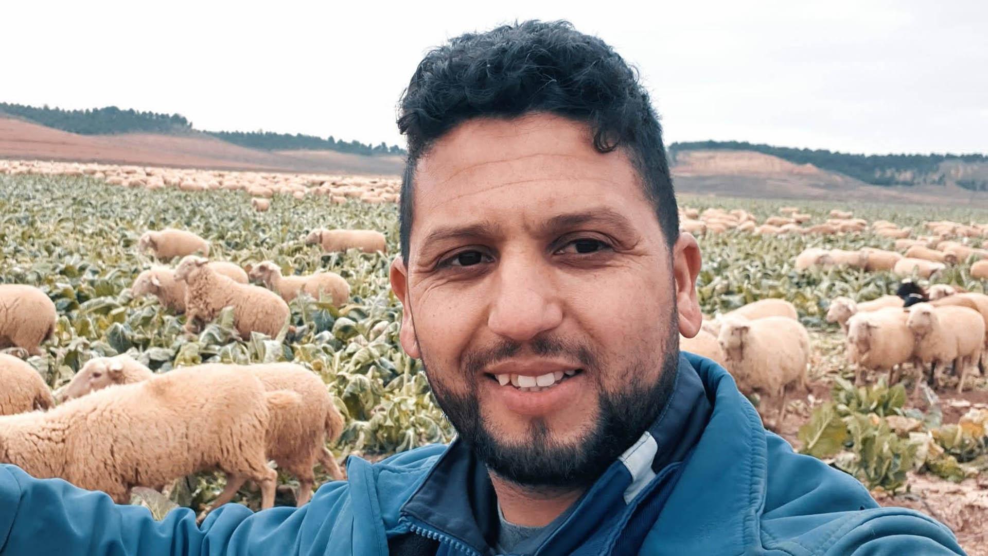 Abdelhadi Moundir (Abdoul), junto a varias de sus ovejas
