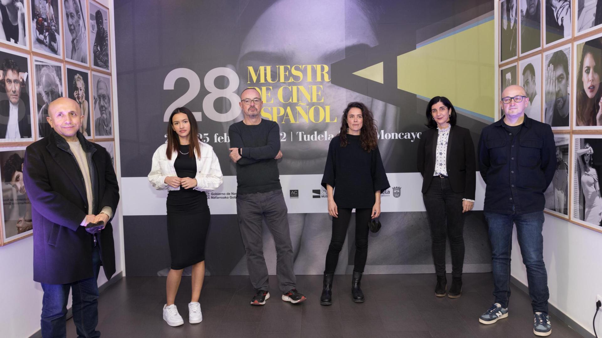 De izda. a dcha.: Luis Alegre, Irene Virgüez, Manuel Martín Cuenca, Patricia López Arnáiz, Merche Añón (concejala de Cultura del Ayuntamiento de Tudela) y Julio Mazarico (presidente del Cine Club Muskaria)