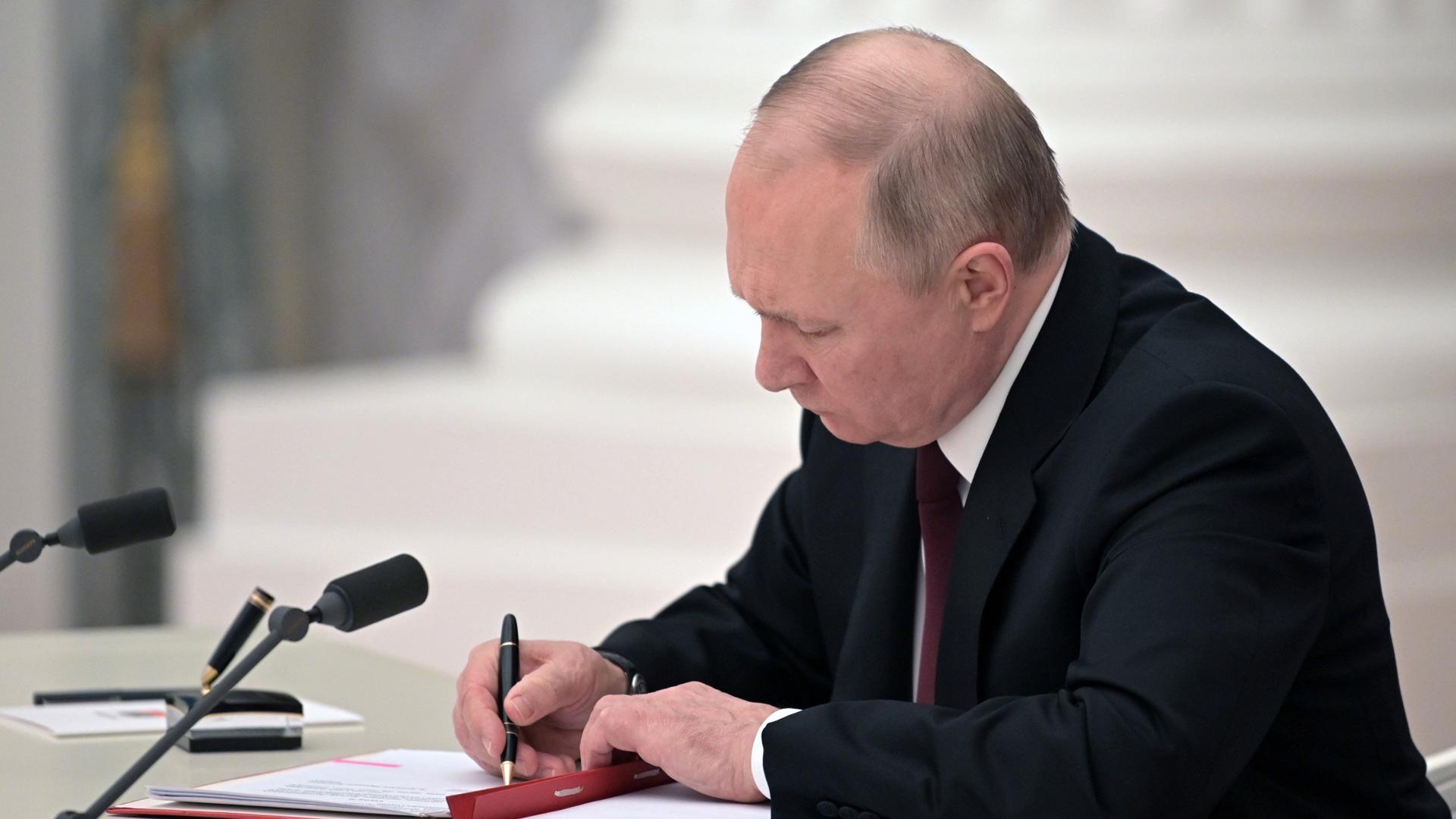 Putin, durante la firma de sendos decretos en los que reconoce la independencia de las dos regiones separatistas