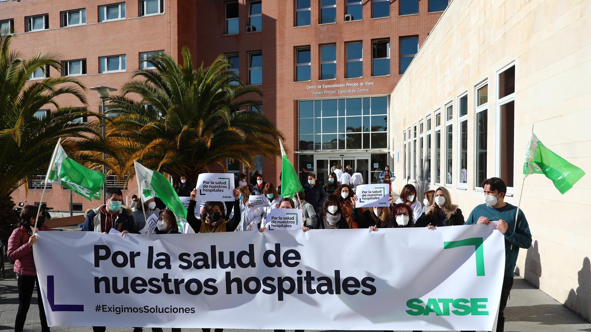 Profesionales de Enfermería y Fisioterapia, concentrados este martes en el Centro de Consultas Príncipe de Viana
