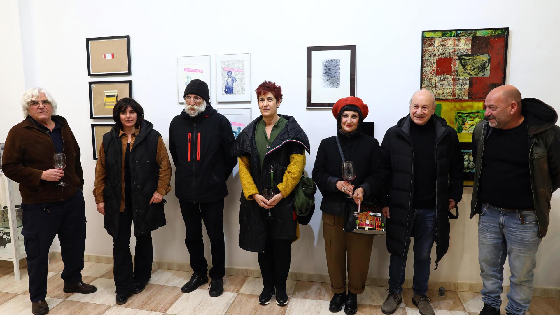 Siete de los quince artistas de la exposición colectiva en Artea2. De izquierda a derecha: José Luis Mayor, Kontxesi Vicente, Félix Ortega, Belén Arévalo, Aurora Suárez Moreno, Ángel Arbe y Patxi Aldunate,
