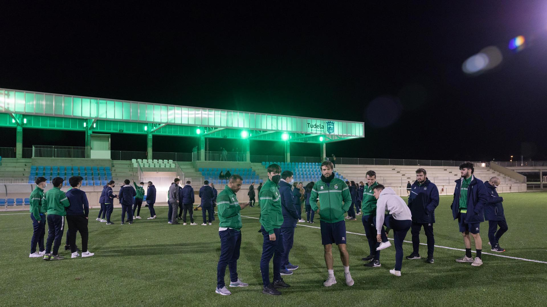 PRIMER ENTRENAMIENTO Jugadores del CD Lourdes, en su entrenamiento en el campo principal y ante la grada iluminada de verde, el color del equipo